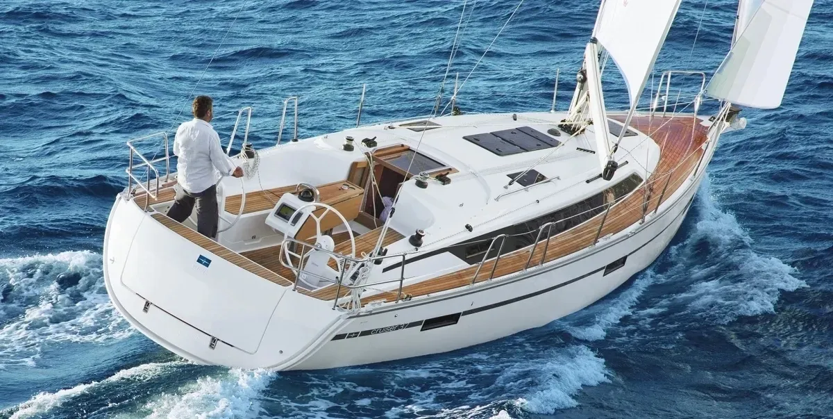 Bavaria Cruiser 37 / Outside View