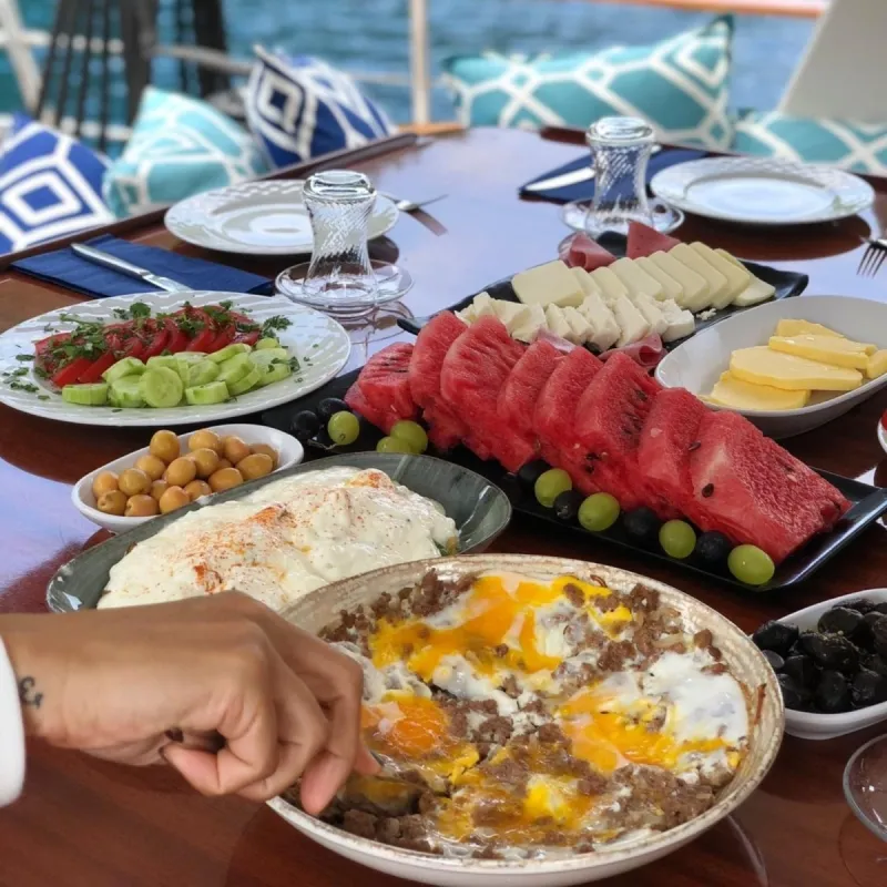 Teknede kahvaltı
